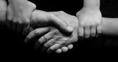 3人の手、握手