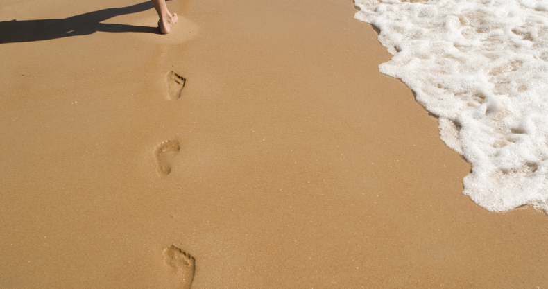 砂浜、足跡、足、波