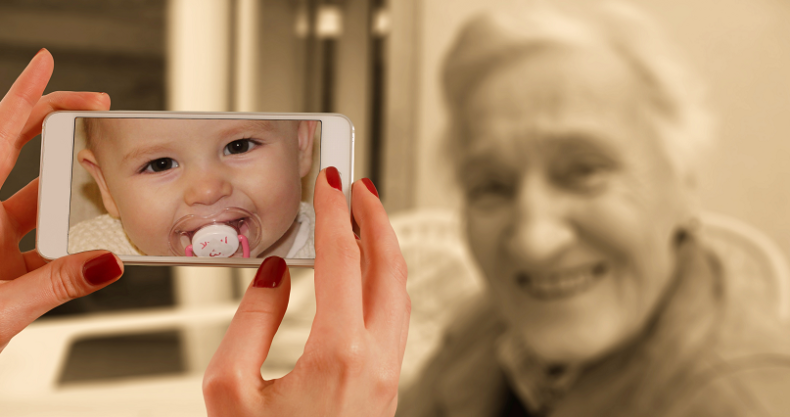 赤ちゃん、祖母、携帯